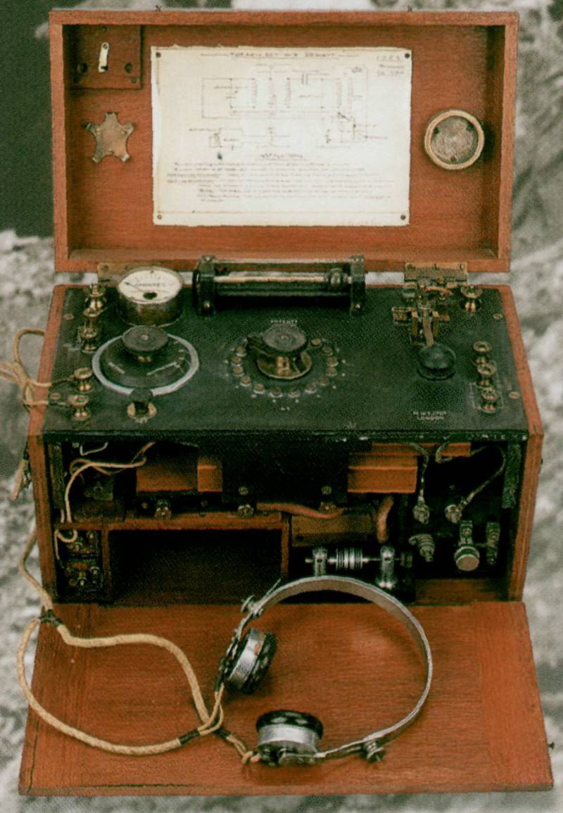 Радиопередатчик, принимавший и передававший сигналы, переданные азбукой Морзе